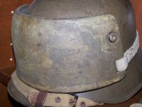 Helmschutz - Stirnschutz österreichische Ausführung, Riemen des Schildes neu ergänzt Helmschutz - Stirnschutz österreichische Ausführung, Riemen des Schildes neu ergänzt